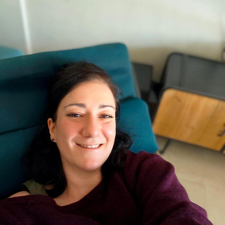 Aurélie Casano, médium et initiatrice aux Annales Akashiques, dans son cabinet à Nice Aurélie Casano, fondatrice de Soul Shiner, souriante dans son cabinet