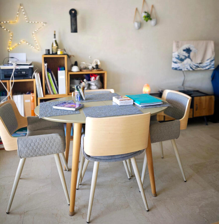 Espace de consultation chaleureux et inspirant Soul Shiner Espace de consultation chez Soul Shiner avec table, livres et décoration lumineuse